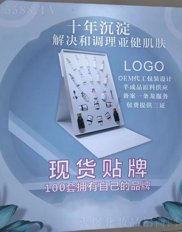 �䝙����ɫ���׺�